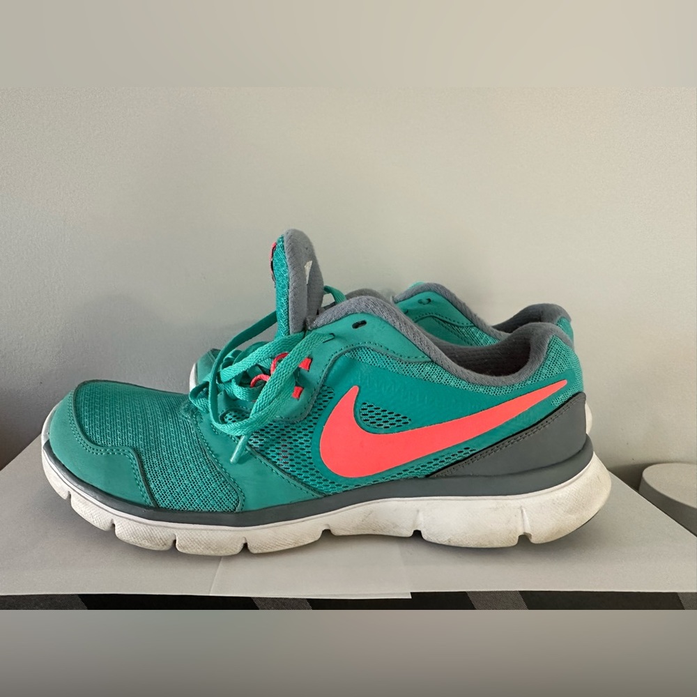 Nike flex experience run3 size 8.5 women’s us